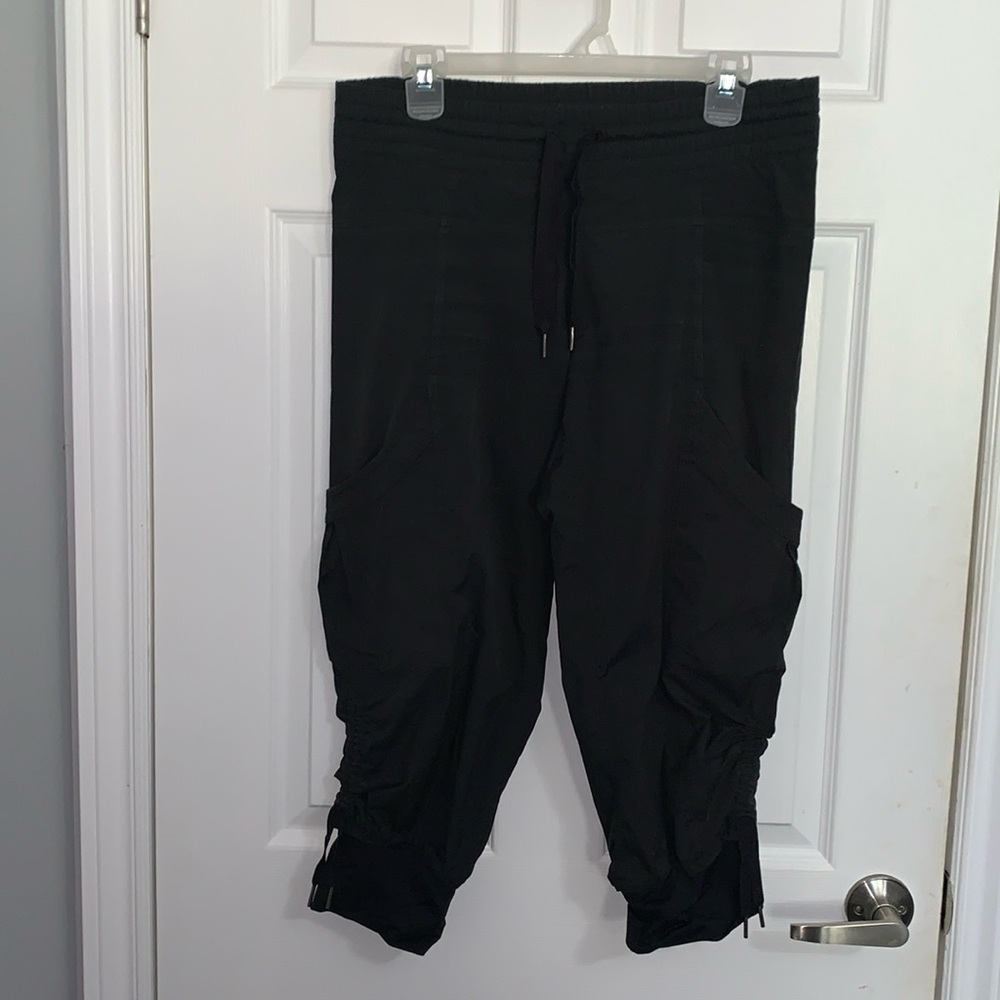 Lululemon Baggy Cargo Capris Sz 4-6